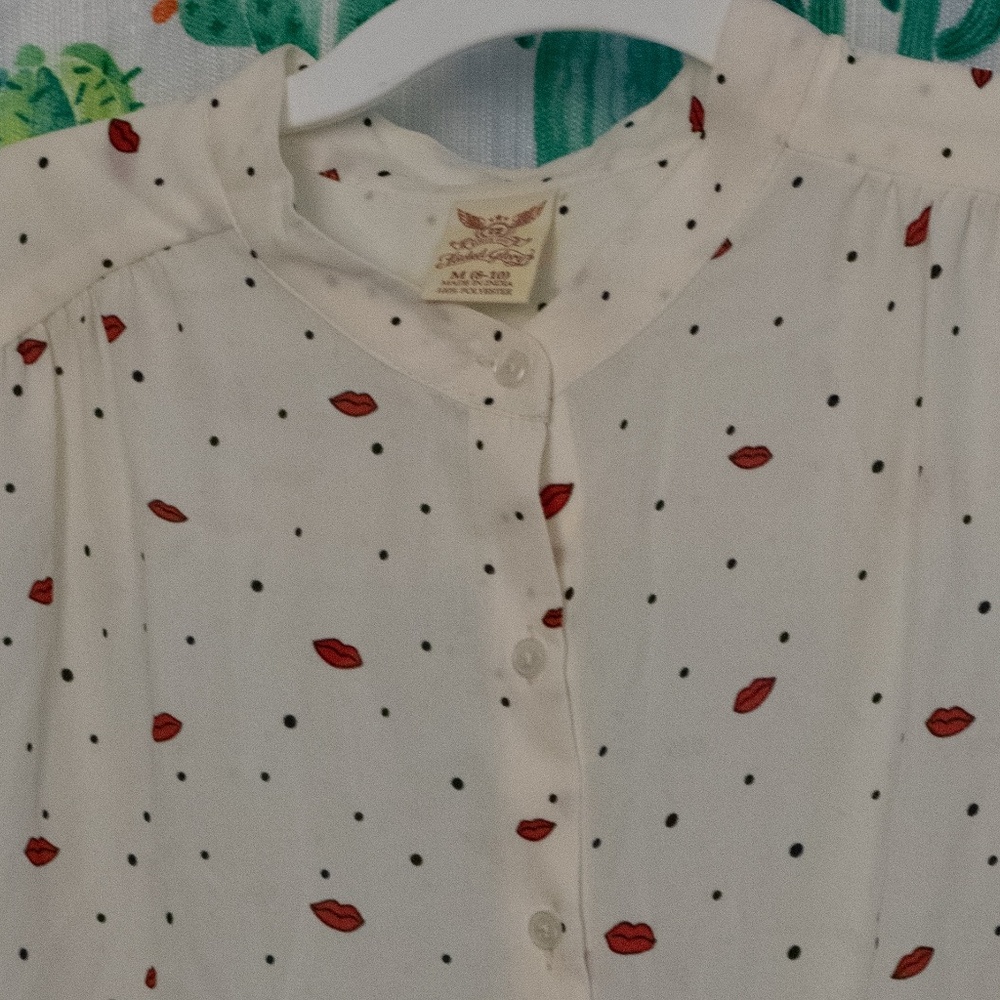 Red Lips button down blouse M - Picture 2 of 3